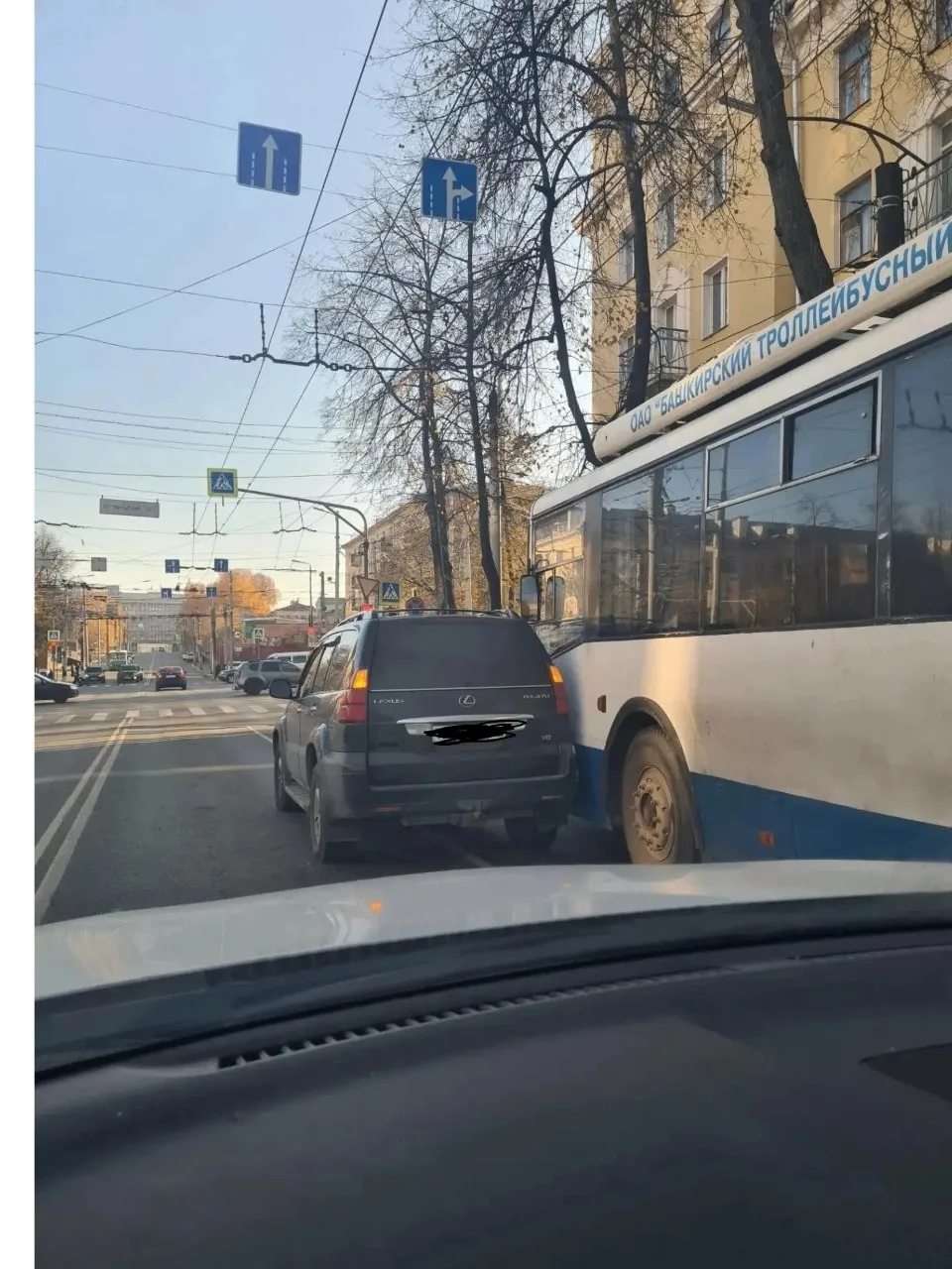 «Лексус» притёр троллейбус на перекрёстке Московской и Октябрьского проспекта в сторону...