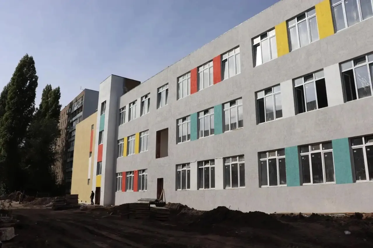 В День учителя побывал в школе №23 в Заводском районе Саратова. Здесь продолжается стро...