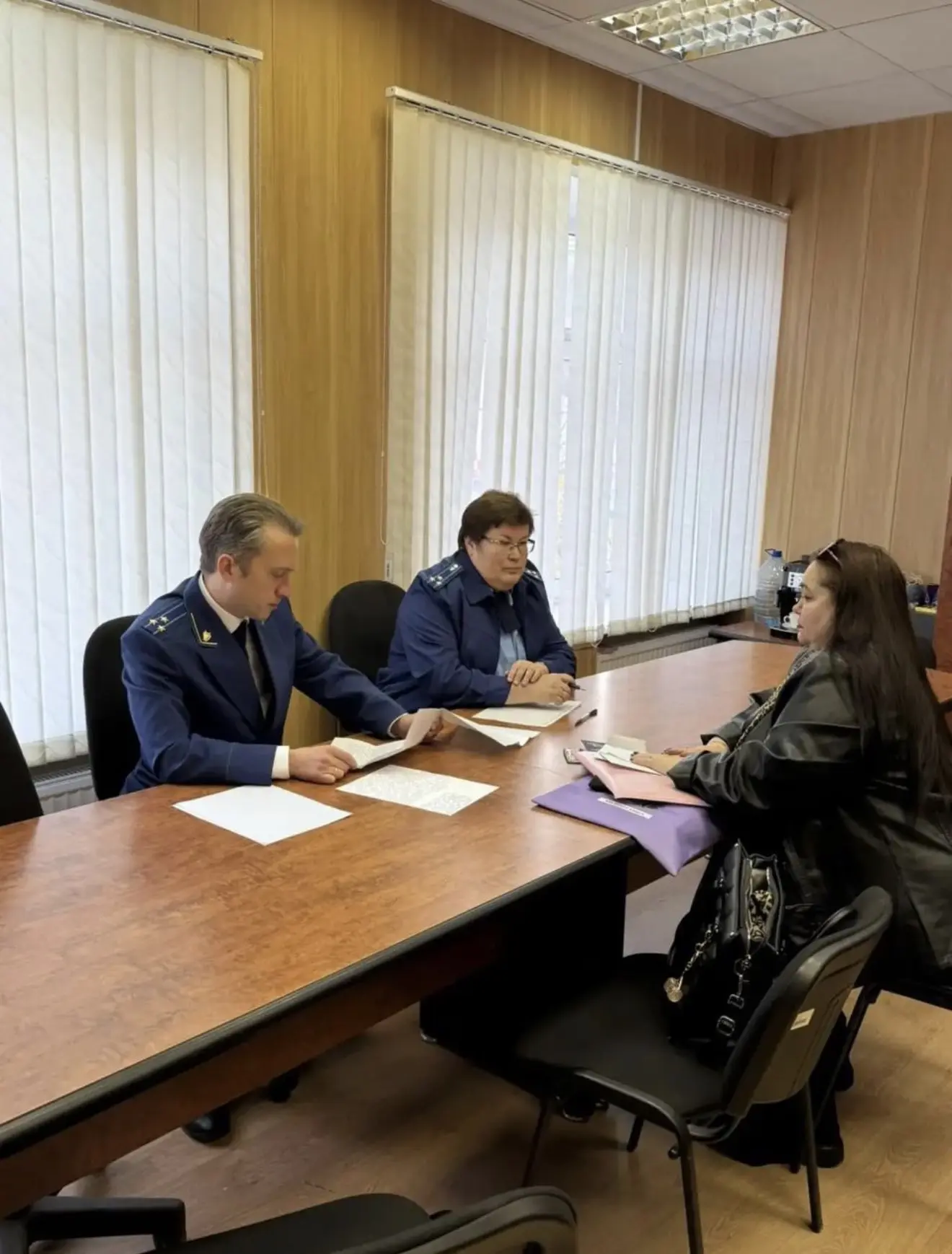 Заместитель прокурора Мурманской области Василий Шилин провел выездной прием жителей Ок...