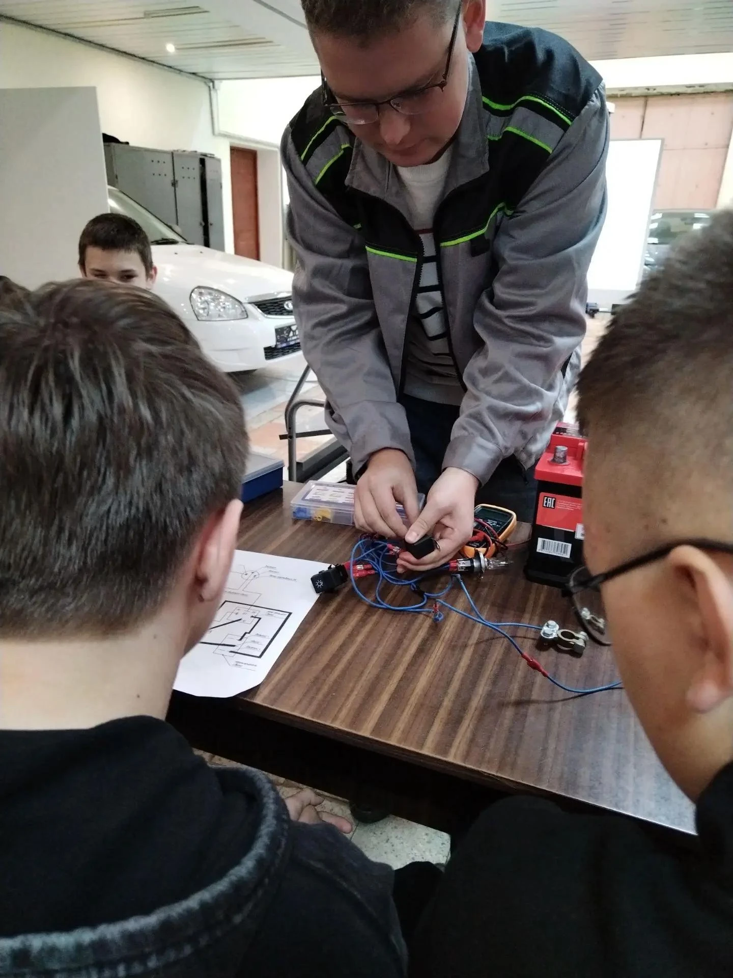 🔧 Профпроба в Тучковском филиале Московского политеха: гимназисты собрали цепь освещен...