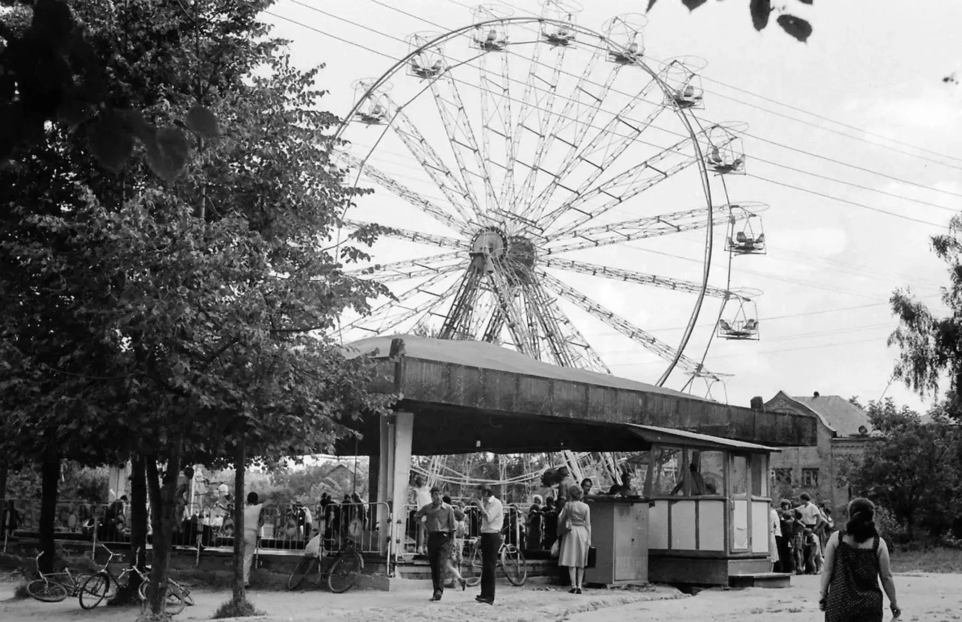 Аттракцион «Автодром» и колесо обозрения в Городском парке, 1983 год.