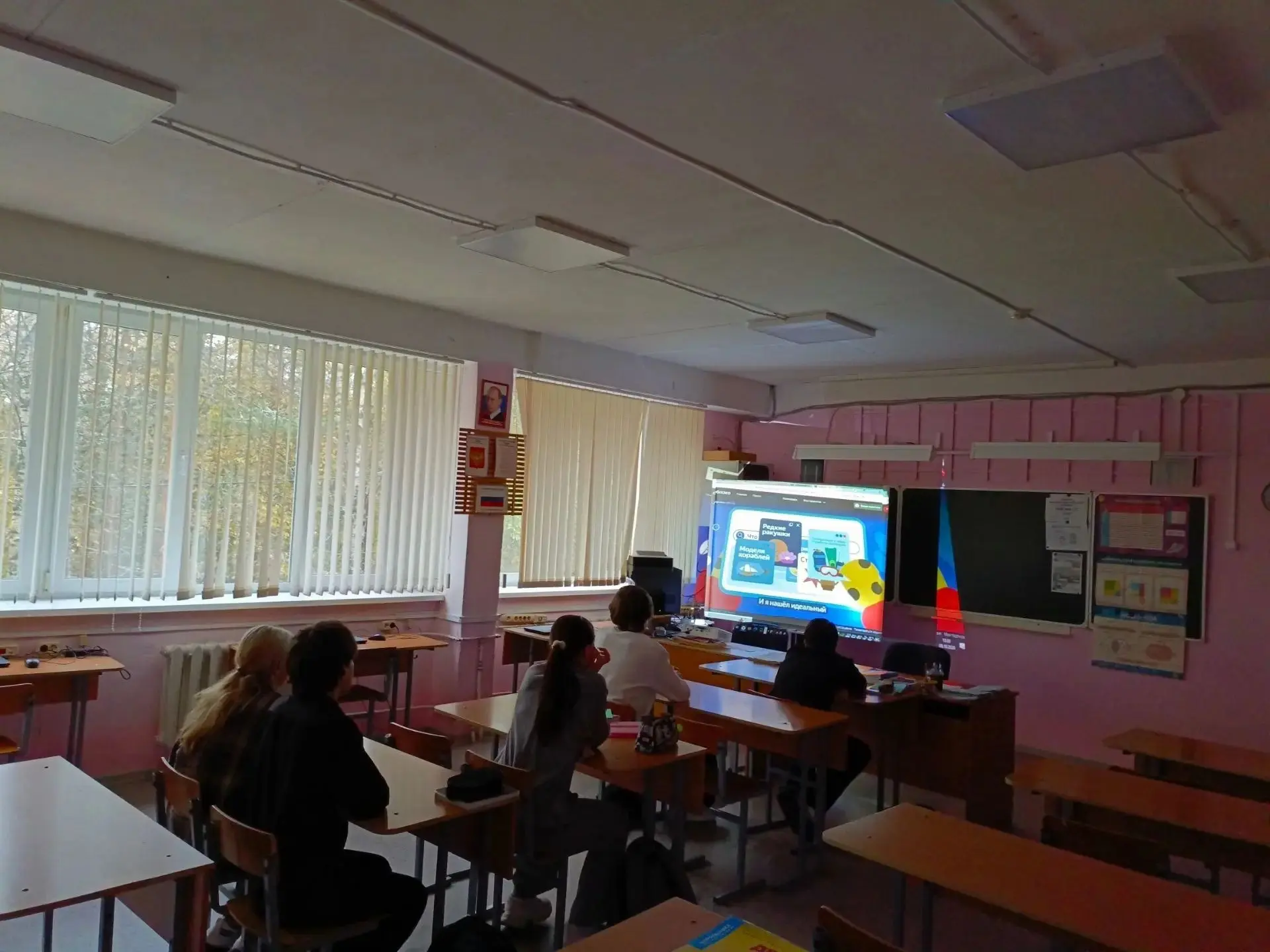 В рамках проекта "Цифровой ликбез" в Вещевской школе проведены уроки на тему "Как мошен...