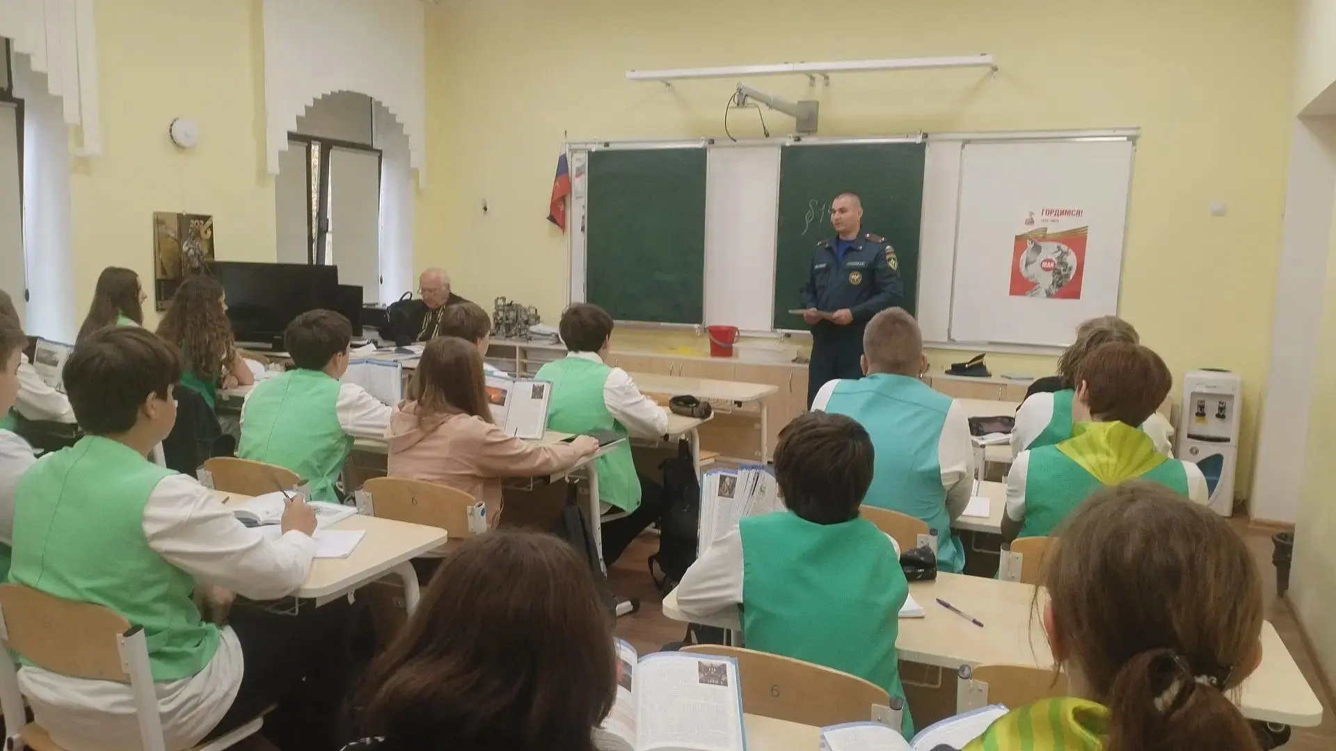Начальник пожарной части провёл урок профориентации для учеников