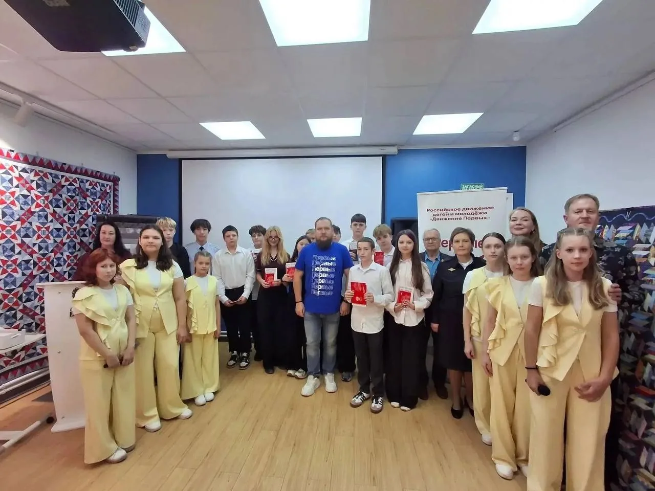 📕 Юные тихвинцы получили первые паспорта
