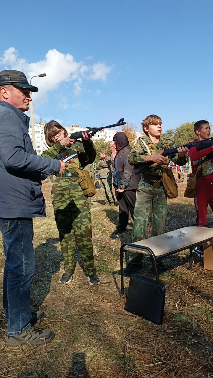 Сегодня 11.10.2026 на базе МОАУ "Лицей 2" проходят военно-спортивные соревнования, где ...
