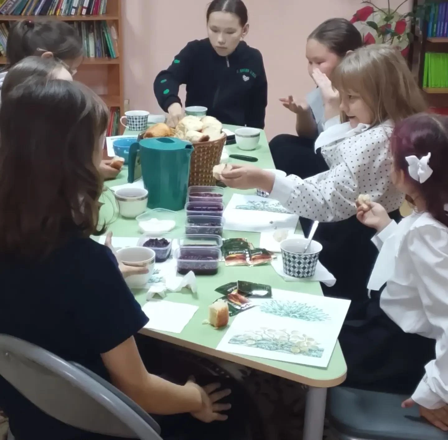 «Зеленая аптека тундры»: юные жители поселка Носок познакомились с целебными растениями...