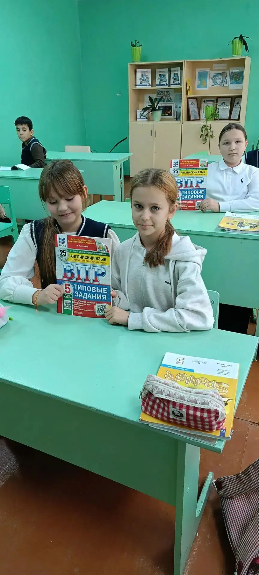 Ученики 5 класса приступили к подготовке к всероссийской проверочной работе по английск...