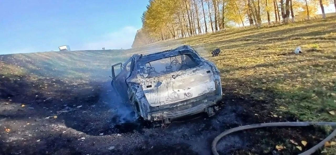 Автомобиль сгорел после столкновения с КамАЗом в Заинском районе