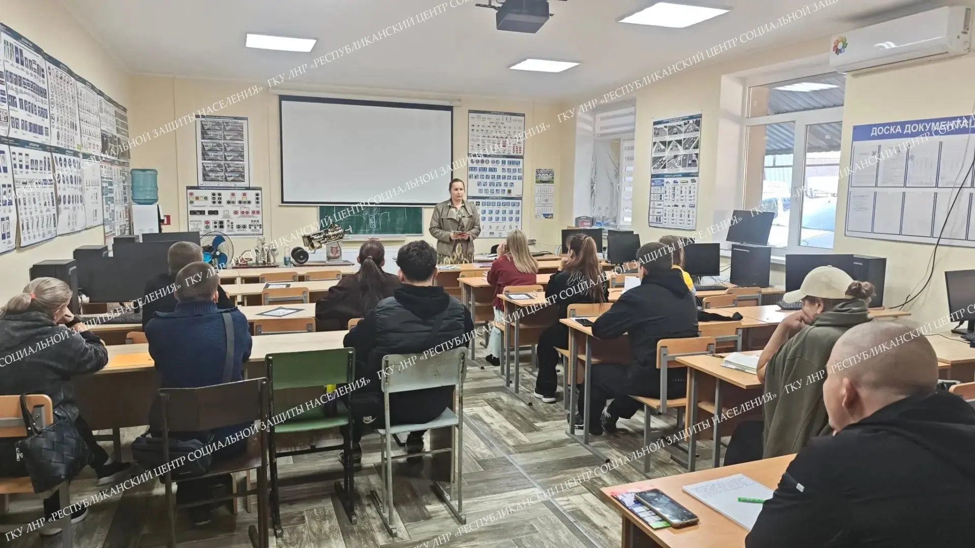 Специалисты филиала № 21 ГКУ ЛНР "РЦСЗН" по Старобельскому и Новоайдарсокму м/о продолж...