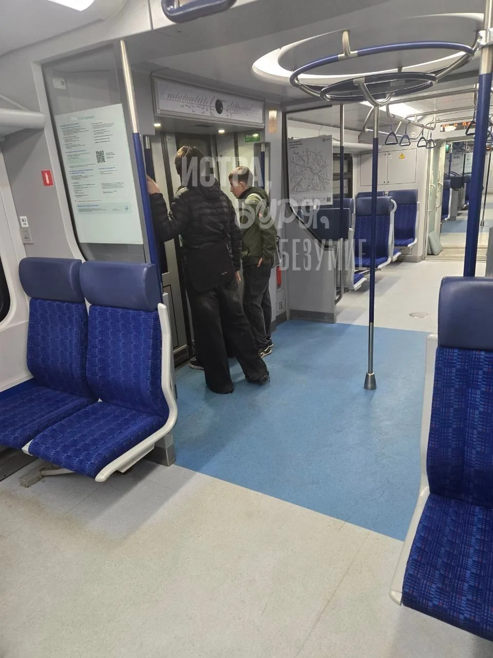 Два оболтуса ходили по электричке с ножом и дергали стоп-кран