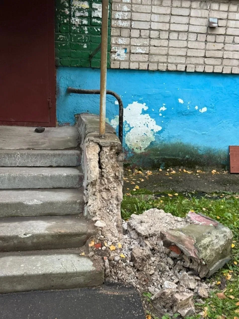 Дoбpый дeнь! Ивaнoвo, пpocпeкт Тeкcтильщикoв, д. 1, пoдъeзд 1. Опopa кoзыpькa нaхoдитcя...