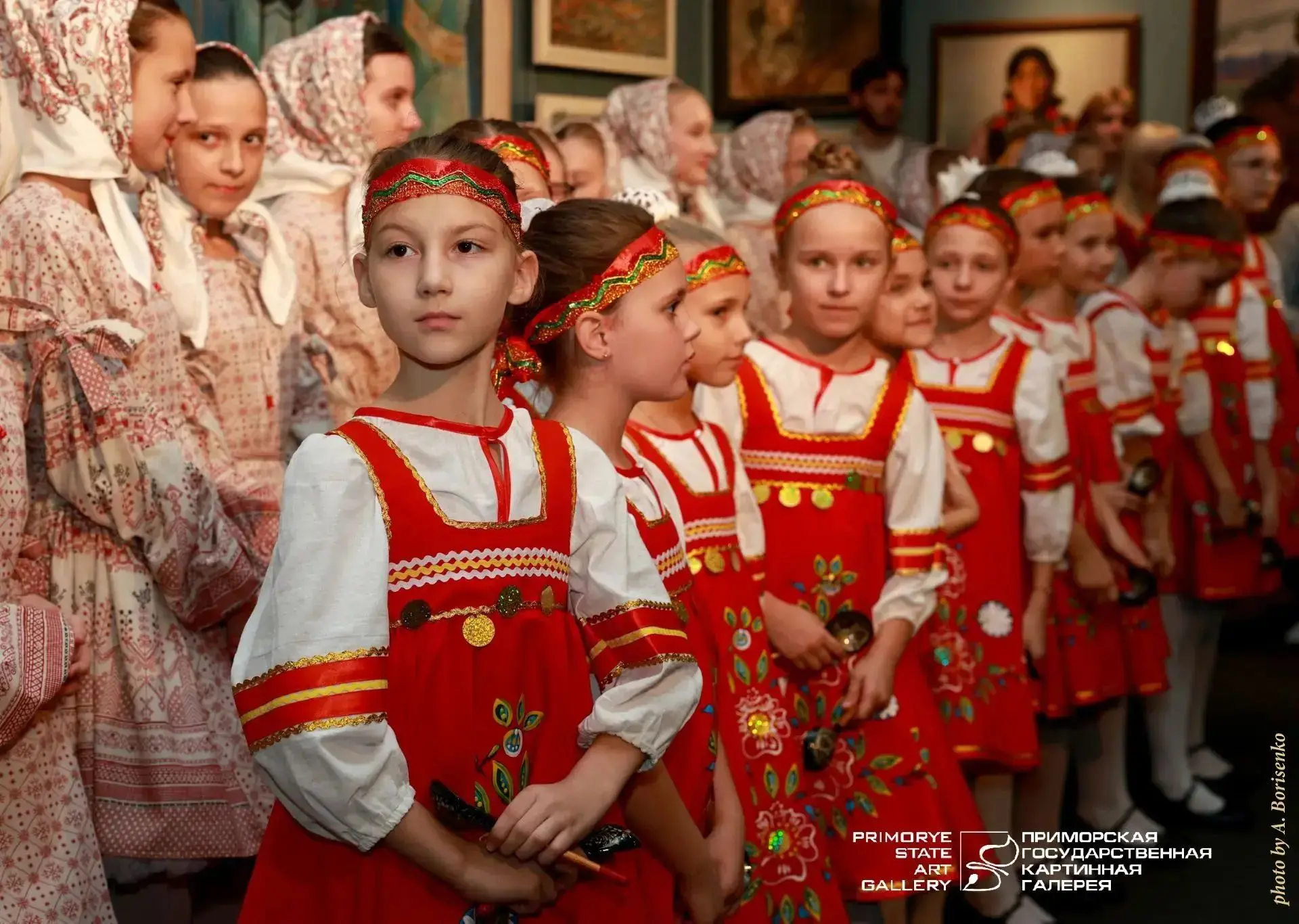 Русскими танцами во Владивостоке открыли выставку матрёшки!