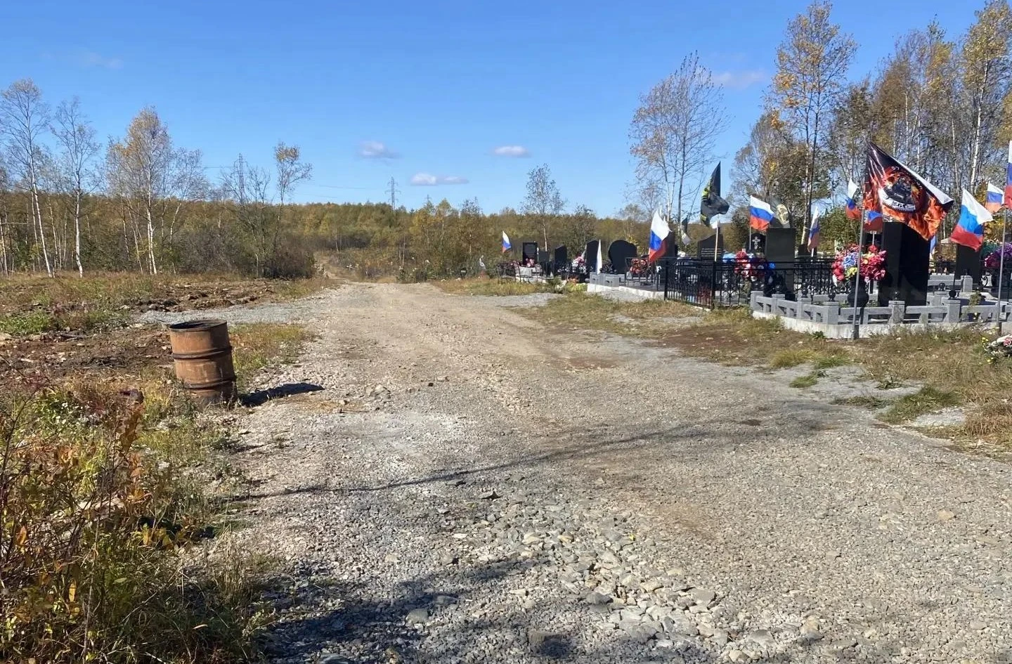 На муниципальном кладбище в Ванино продолжаются работы по вывозу мусора 🍂