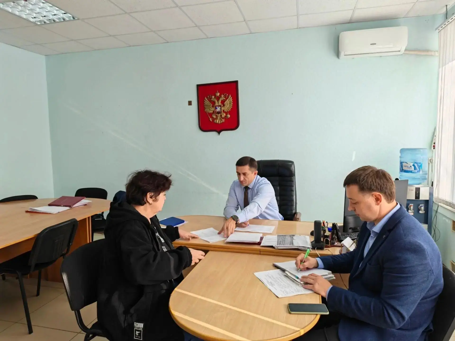 В Шахтах на приёме граждан обсудили вопросы благоустройства, водоснабжения и уличного о...