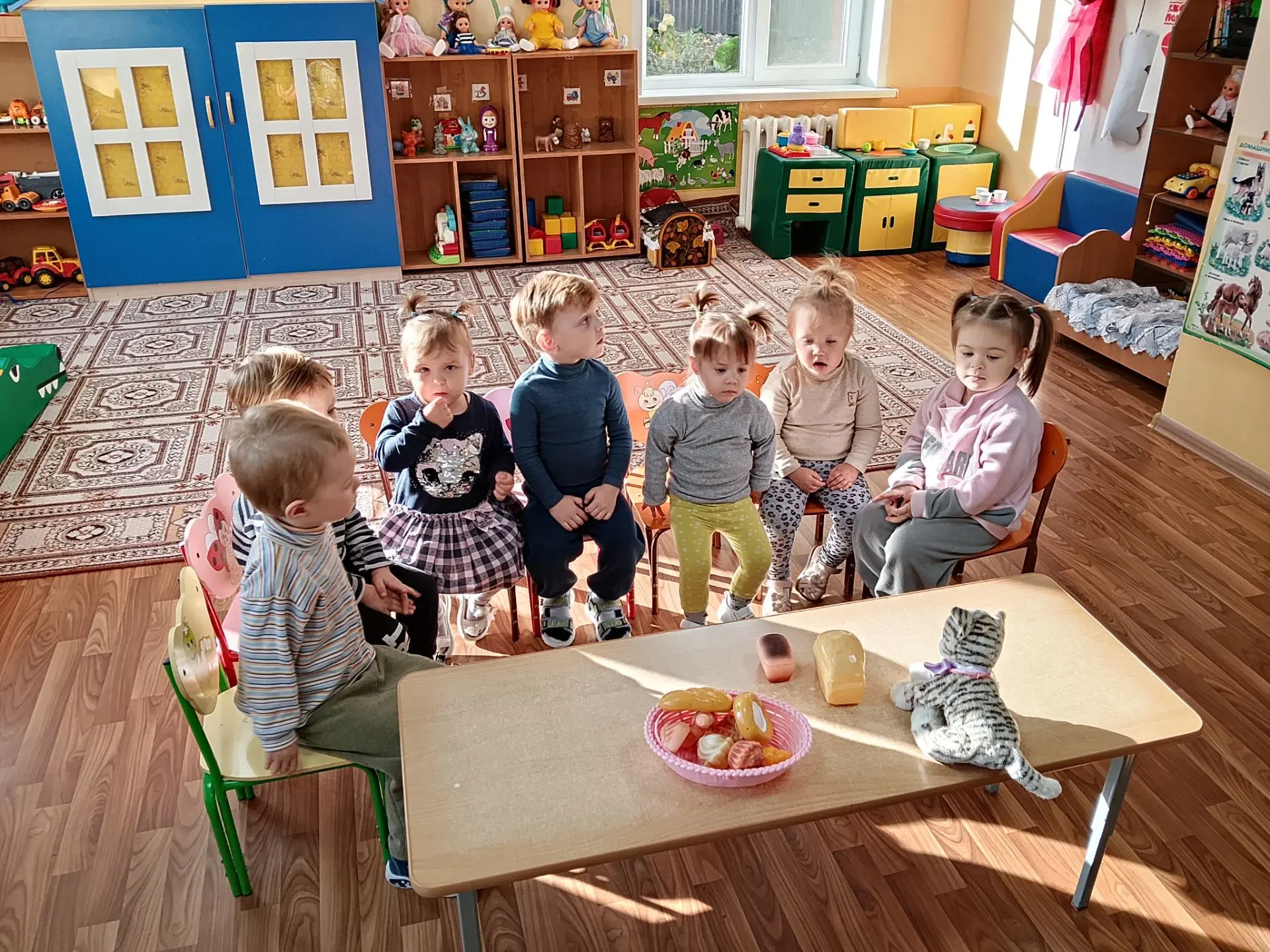 В гости к ребята группы раннего возраста "Колокольчики", приходили Кисонька - мурысоньк...