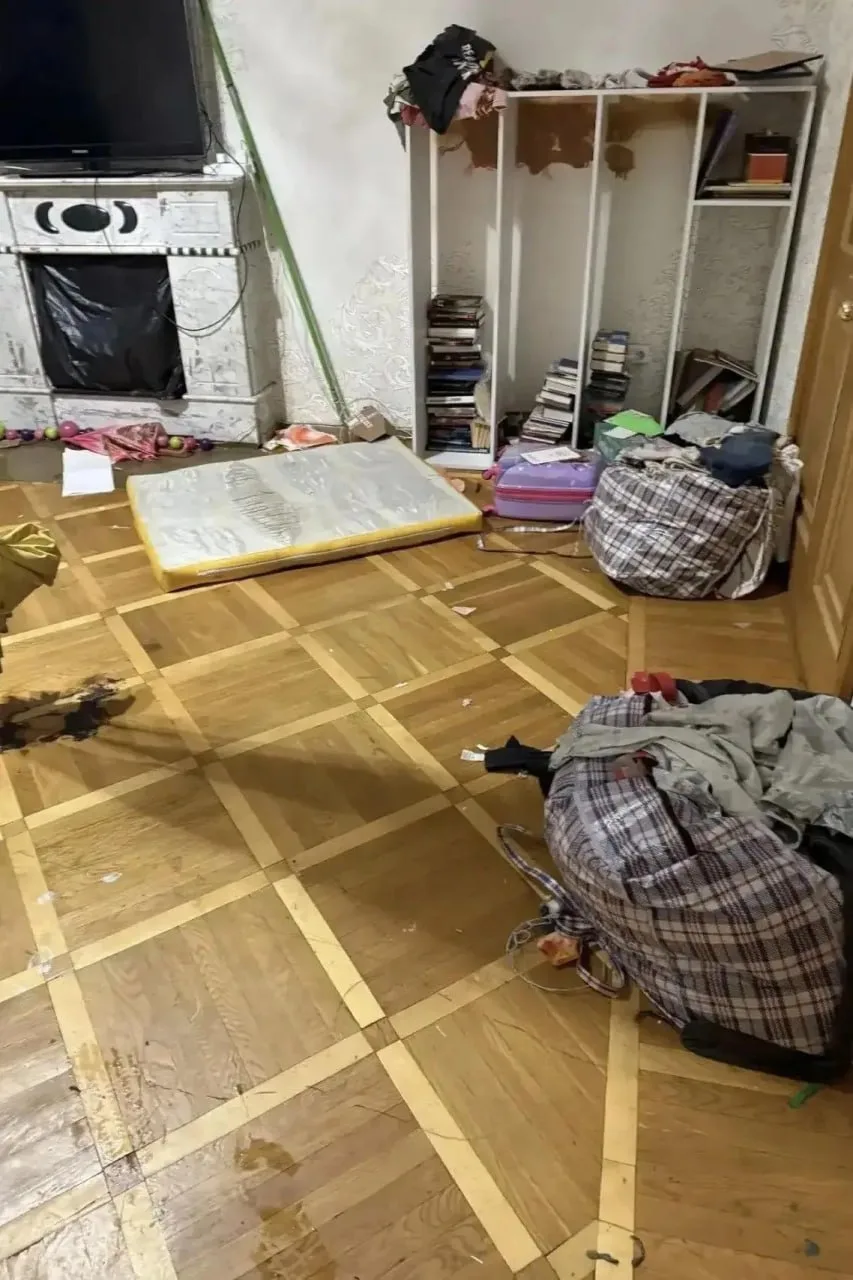 Двое мужчин с монтировкой ворвались в квартиру, а хозяйка сбежала, бросив детей и нарко...