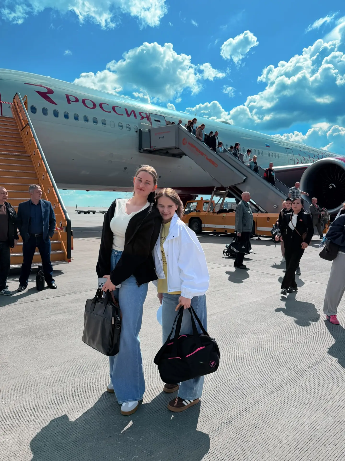 Наших девчонок можно поздравить с первым полётом! ✈️