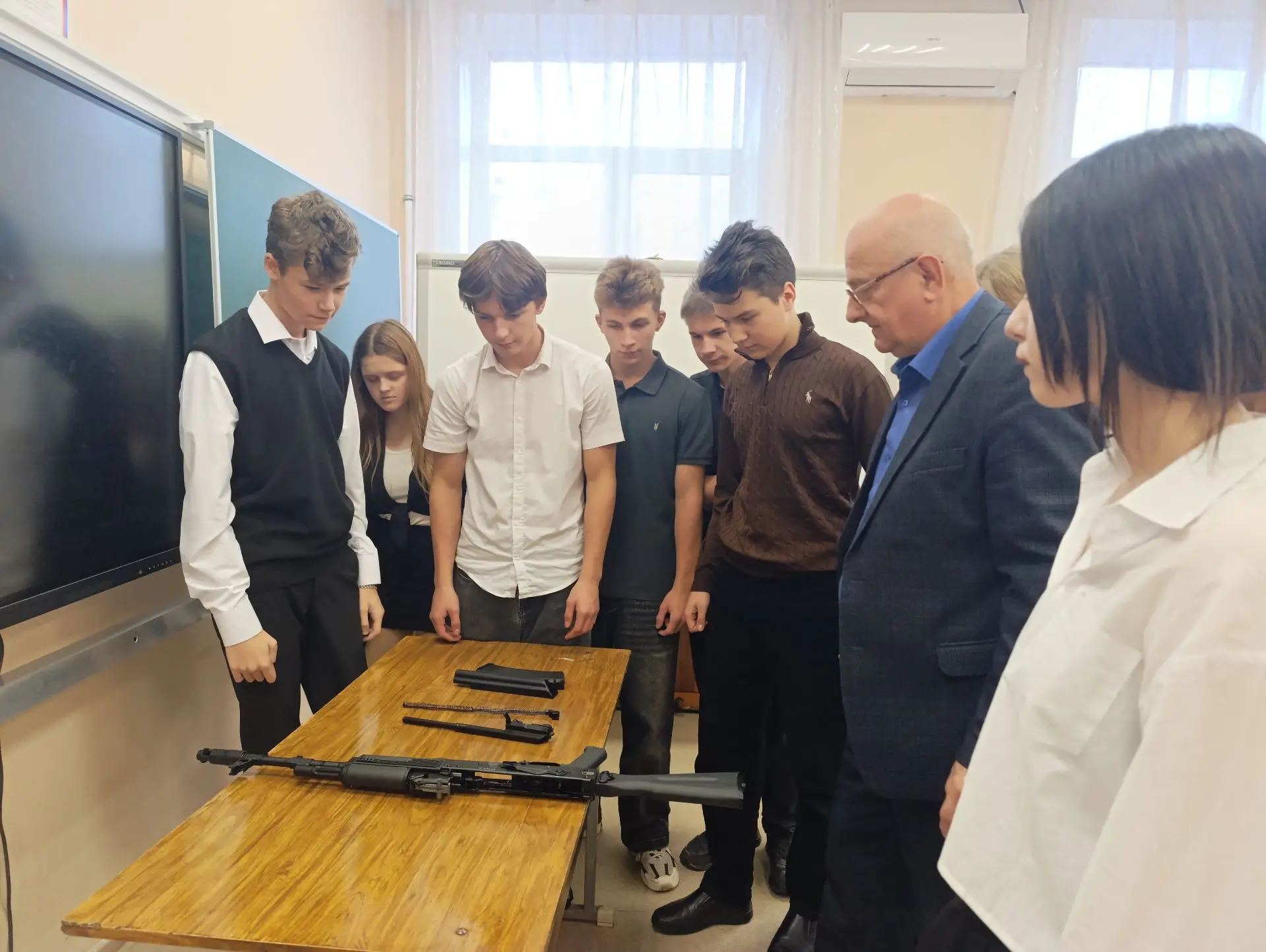 Кадеты в деле: тренировка по сборке и разборке автомата Калашникова!