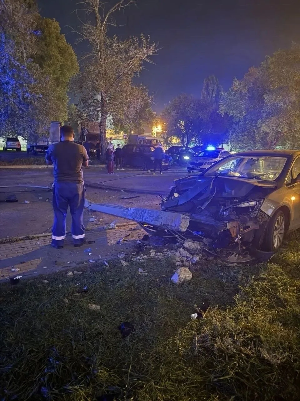 Выпившая автомобилистка устроила массовую аварию и свалила фонарный столб. Это произошл...