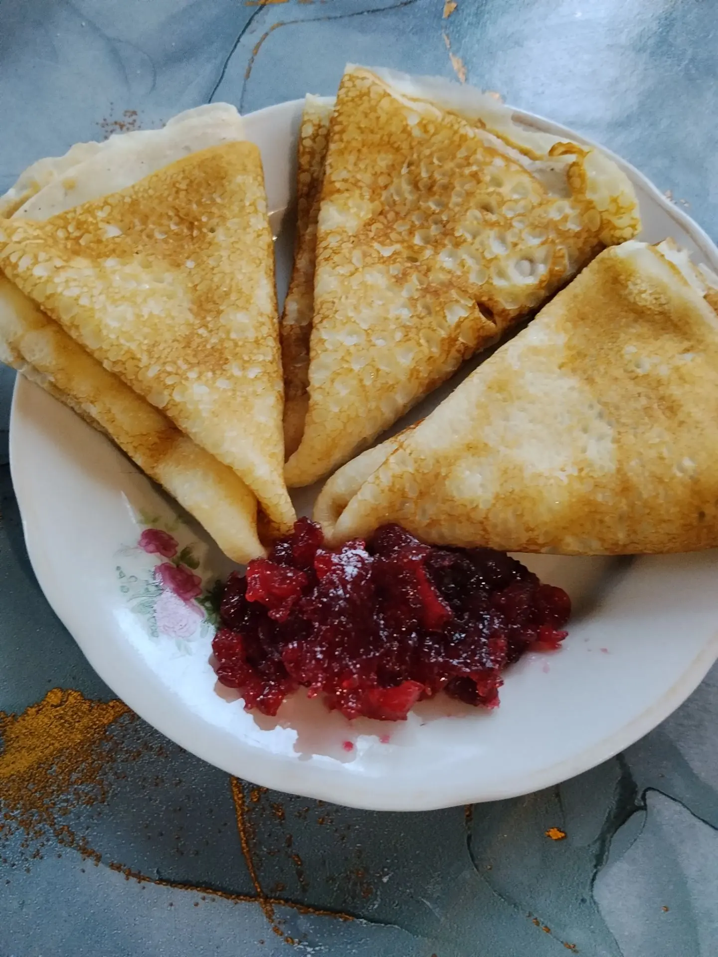 Блины с брусничным вареньем на завтрак🍒