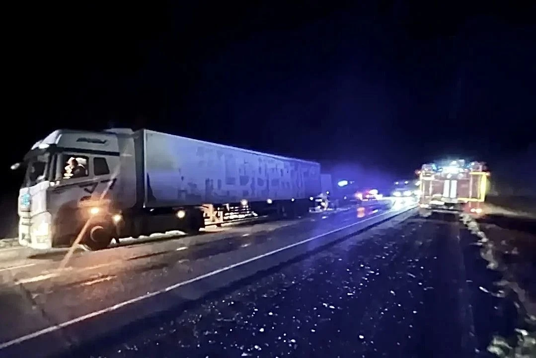 🚚🕊️ Водитель JAC погиб при столкновении с грузовиком FAW на федеральной трассе Р-254 ...
