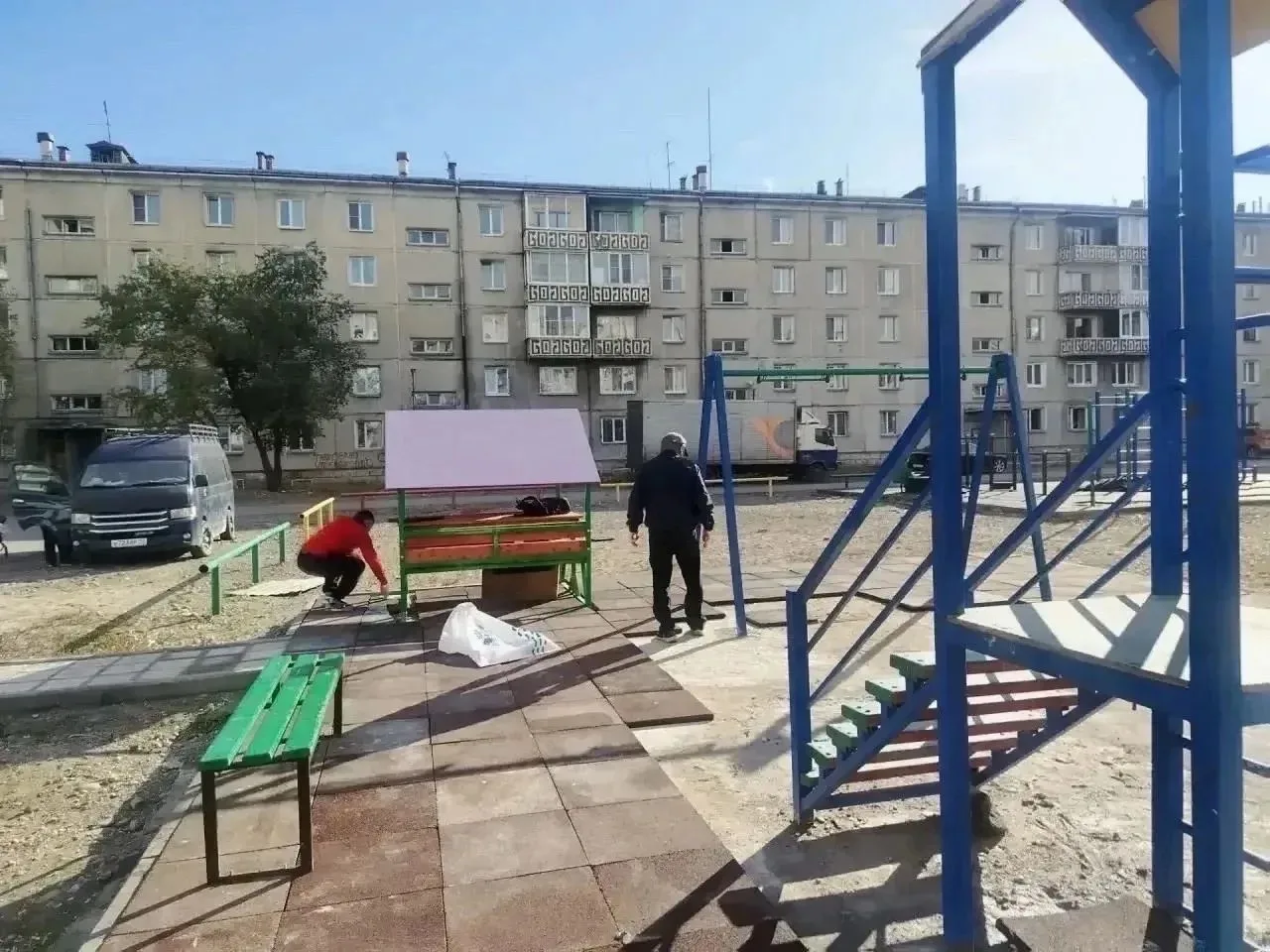 В Кызыле восстановили покрытие на детской площадке по Ангарскому бульвару, 25