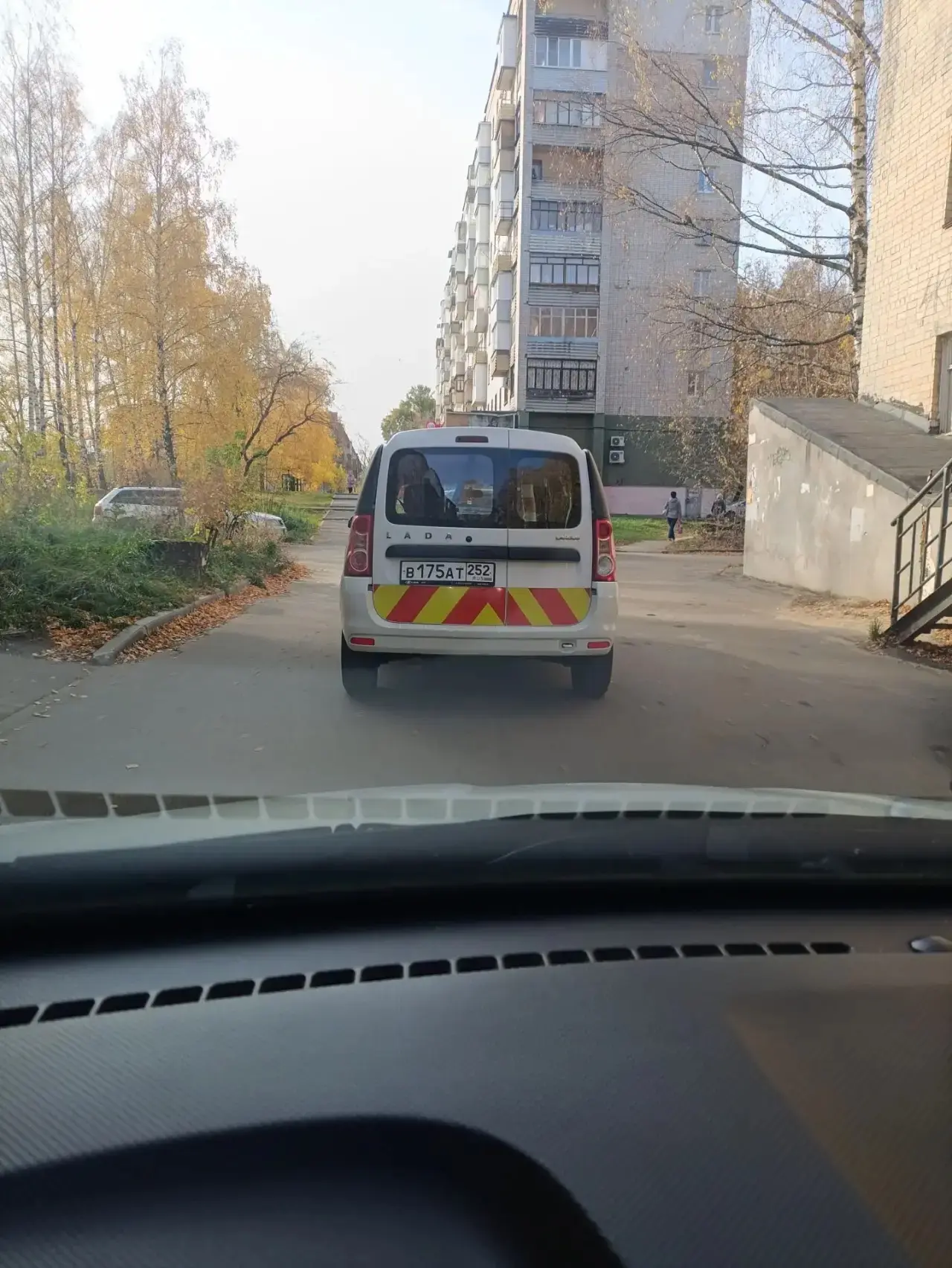 Кстовские народ, вот от куда штрафы за парковку на газонах!катается фоткает!