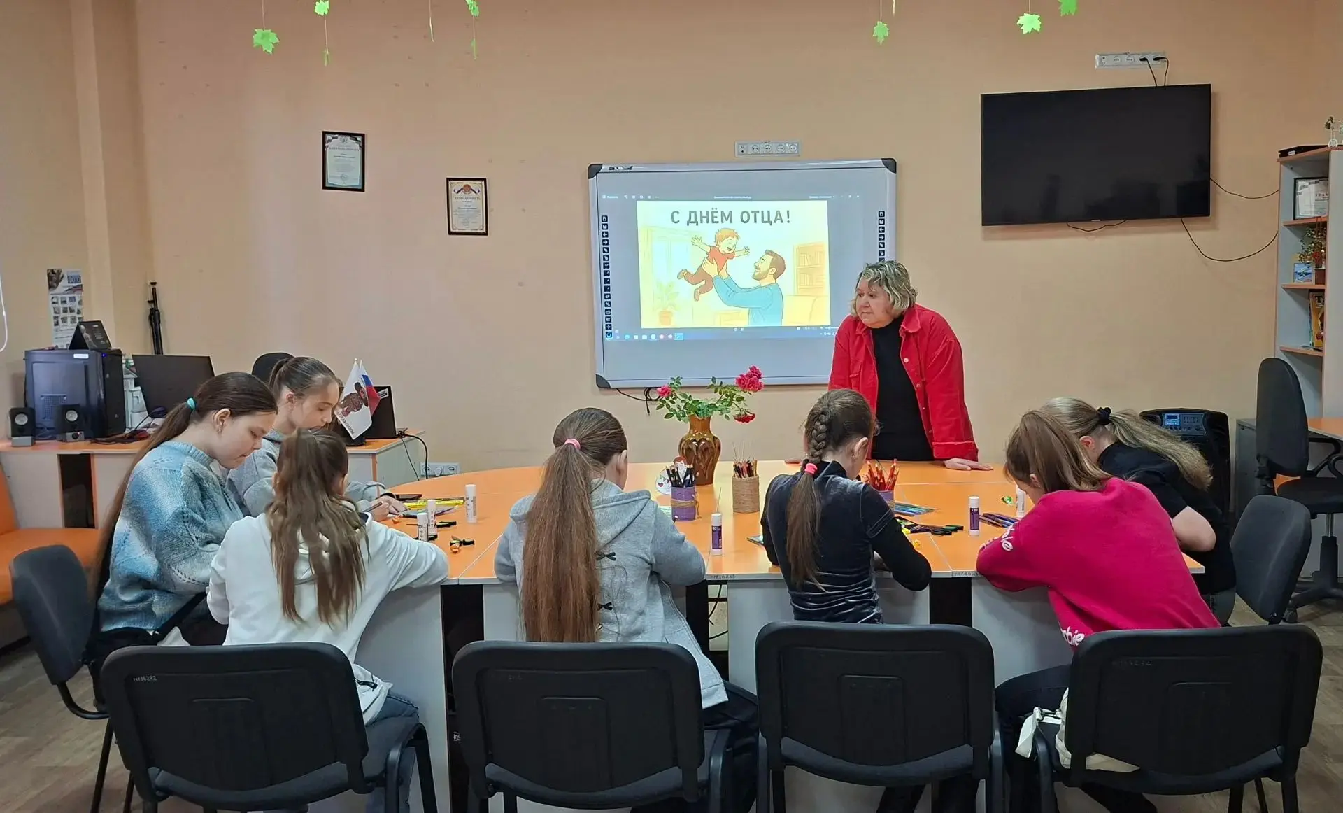 Молодёжный отдел МБУ «Мироновский поселковый ДК» провёл арт-час🎨, посвящённый Дню отца...