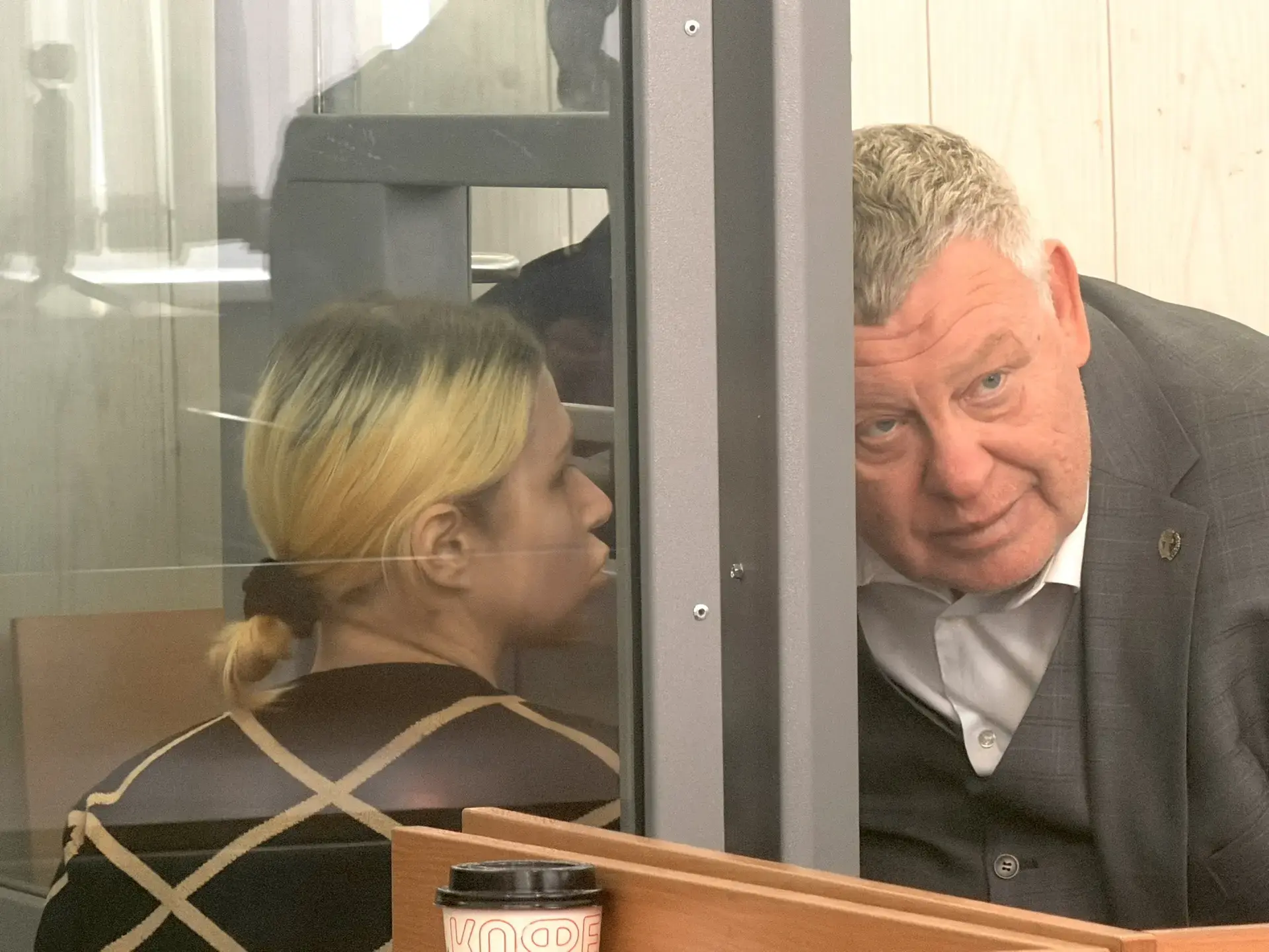 Екатерина попросила сделать перерыв, так как у нее «онемела рука» — она устала держать ...