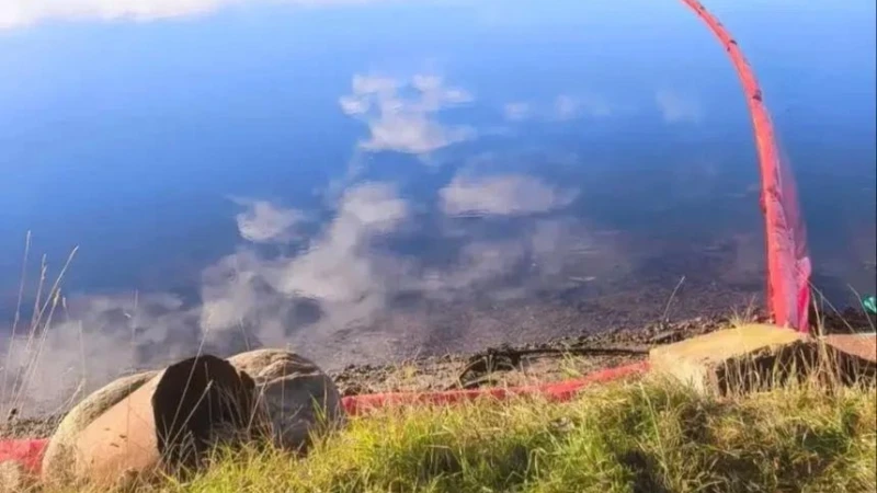 На Соловках во время земляных работ повредили топливопровод, из-за чего дизельное топли...