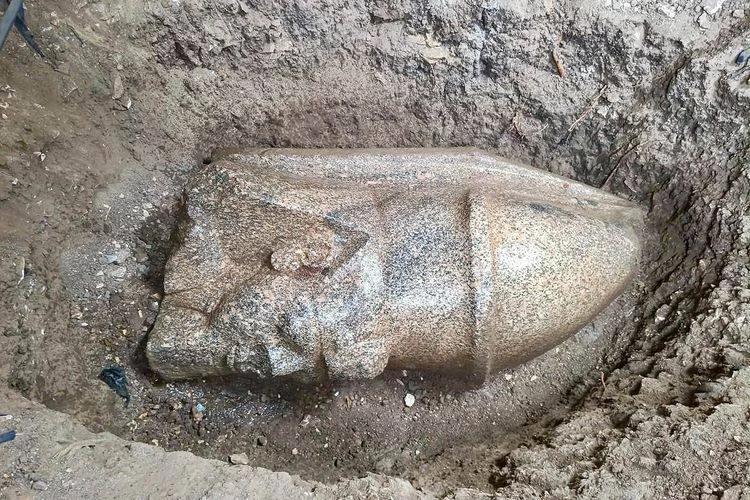 В Египте мужчина нашел во дворе древнюю статую фараона: