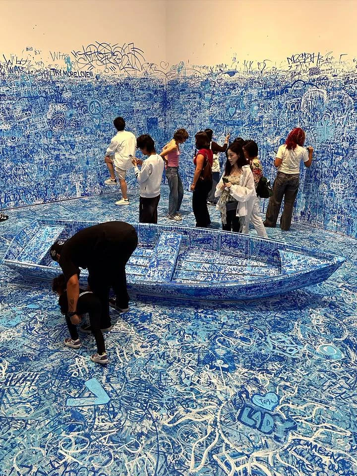 🎨 В Лос-Анджелесе открыли музейную комнату, в которой можно рисовать вообще везде.