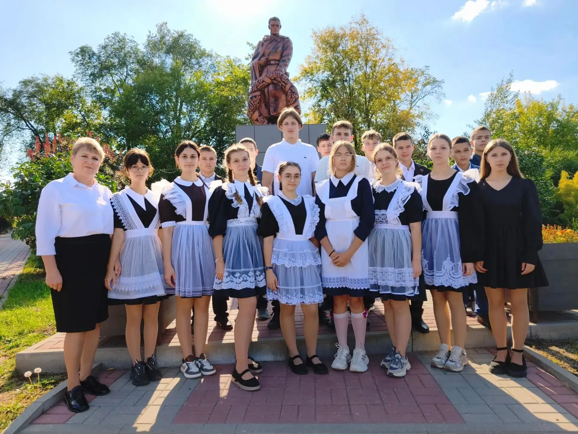 🍁 В первые дни октября учащиеся Зенинской средней школы вместе с учителем истории Канд...