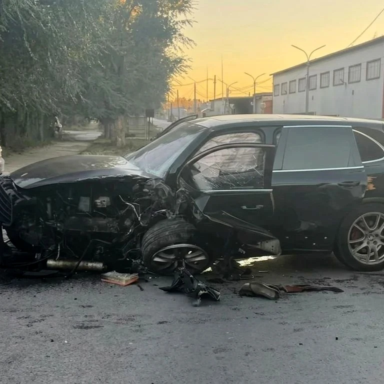 🚨 В Вольске «Porsche Cayenne» врезался в бетонный забор – пострадали два человека
