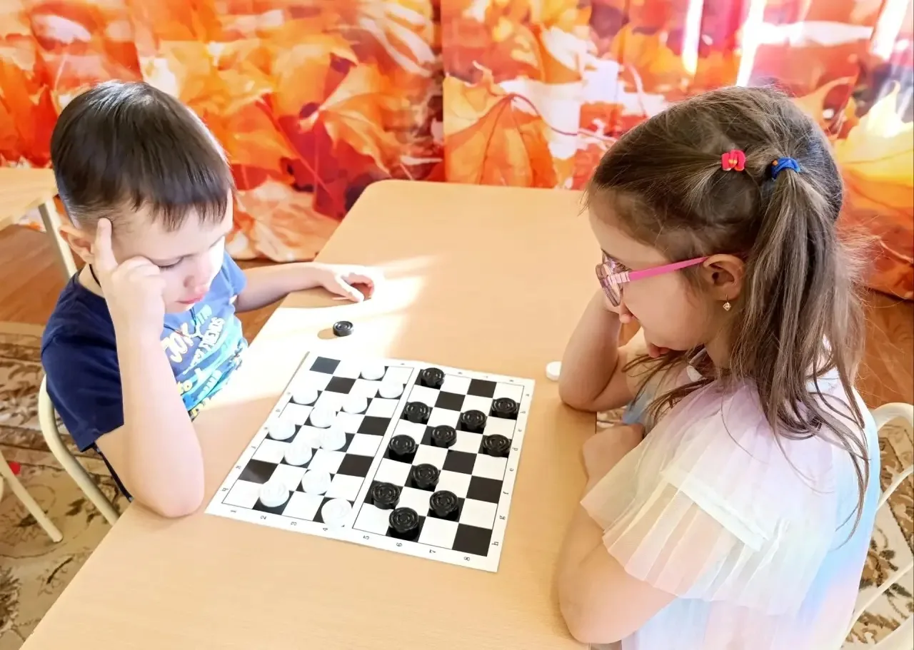 📍 Маленькие стратеги: в нашем детском саду прошёл шашечный турнир!