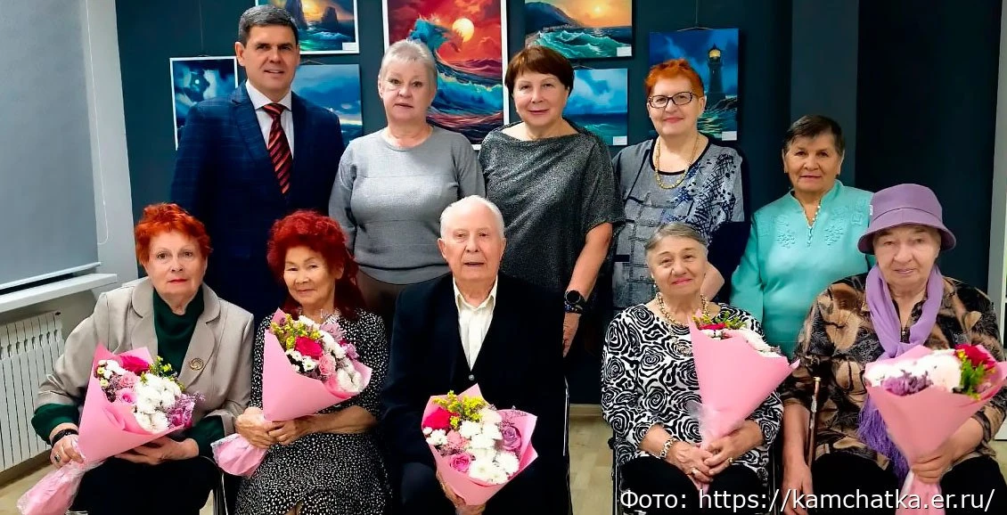 Сергей Тюлькин вручил подарки активистам старшего поколения