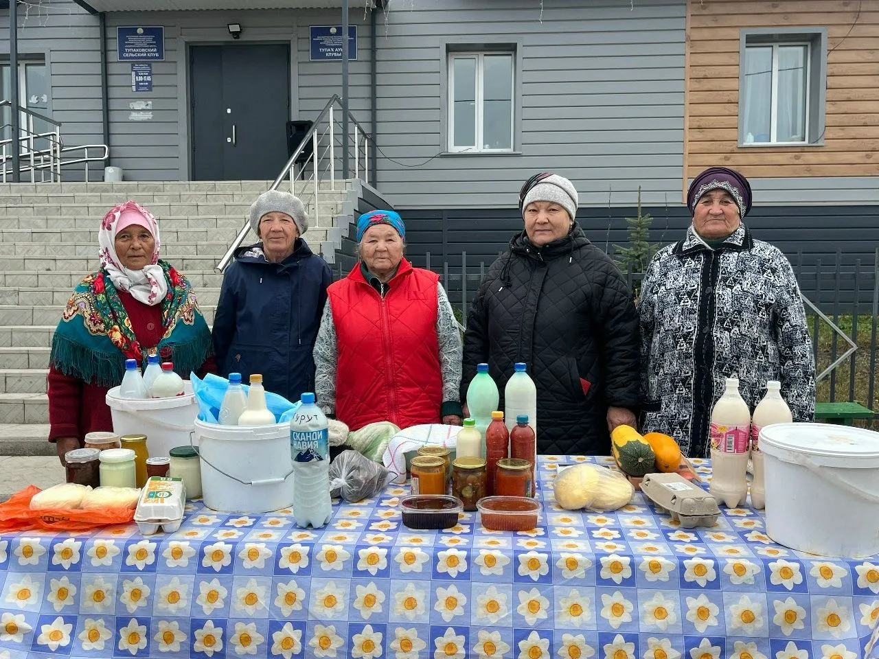 Тупаҡ ауылында Республика көнөнә арналған йәрминкә гөрләп үтте.