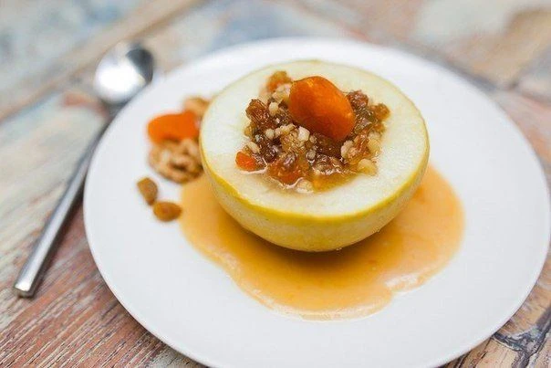 ЗАПЕЧЁННОЕ ЯБЛОКО ФАРШИРОВАННОЕ СУХОФРУКТАМИ #десерт #запекание