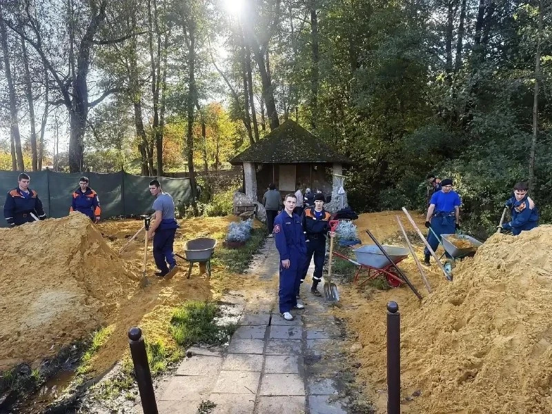 Студенты-спасатели привели в порядок святой источник