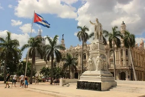🇭🇹🌅 Гавана — это когда время будто замирает между ритмами сальсы и шёпотом волн, а в...