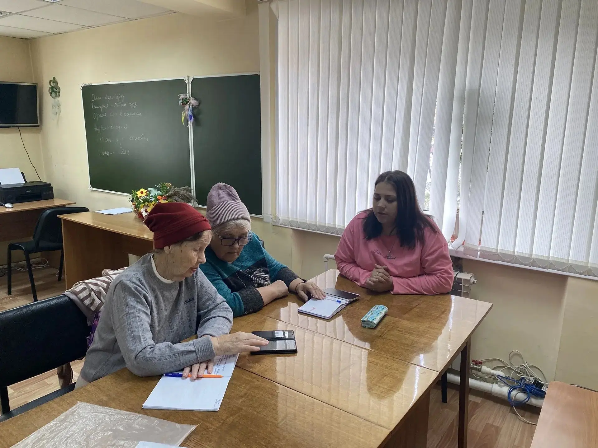 В Дальнегорском филиале "ПЦСОН" прошёл урок мобильной грамотности для пенсионеров. В ра...