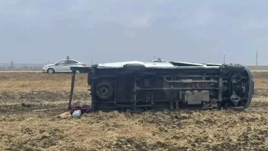 Пять челoвeк пострадали в ДТП с пeревеpнувшимcя фургoном на донcкoй трассе.