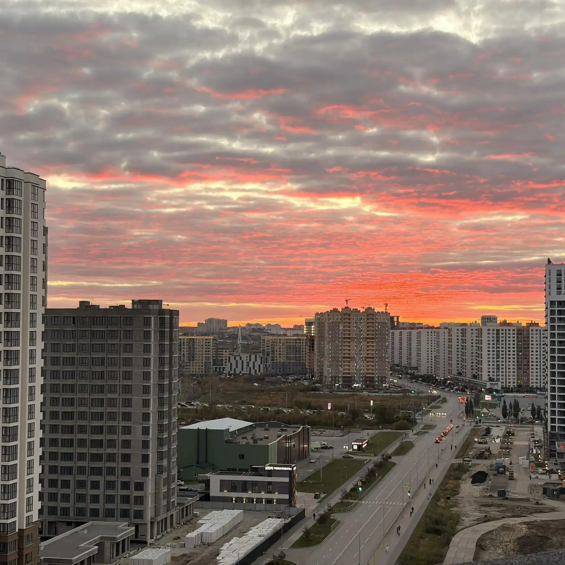 🌅 Небо над Тюменью сегодня решило устроить настоящее огненное шоу!