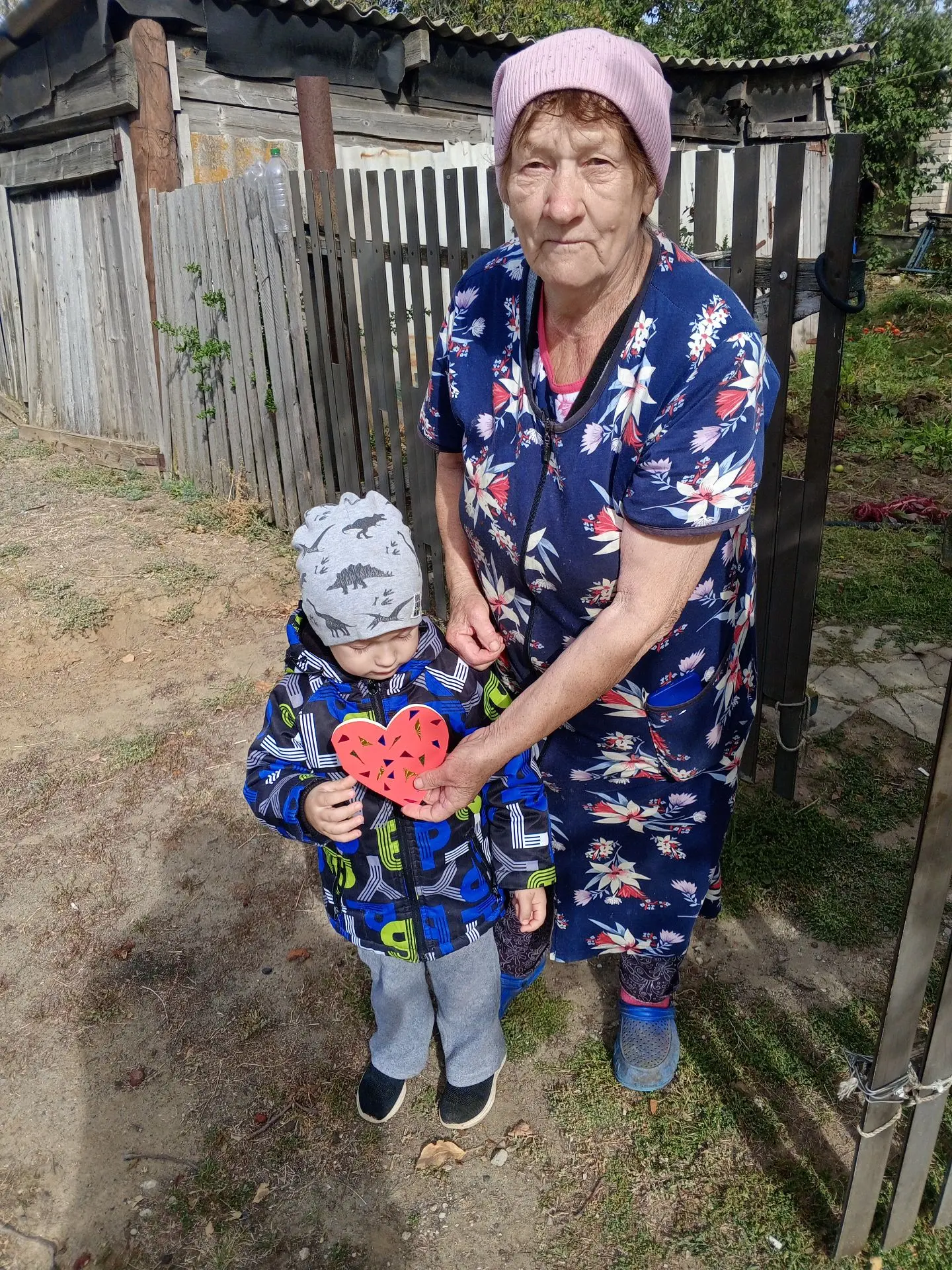 Тёплый день осенний солнцем позолочен,