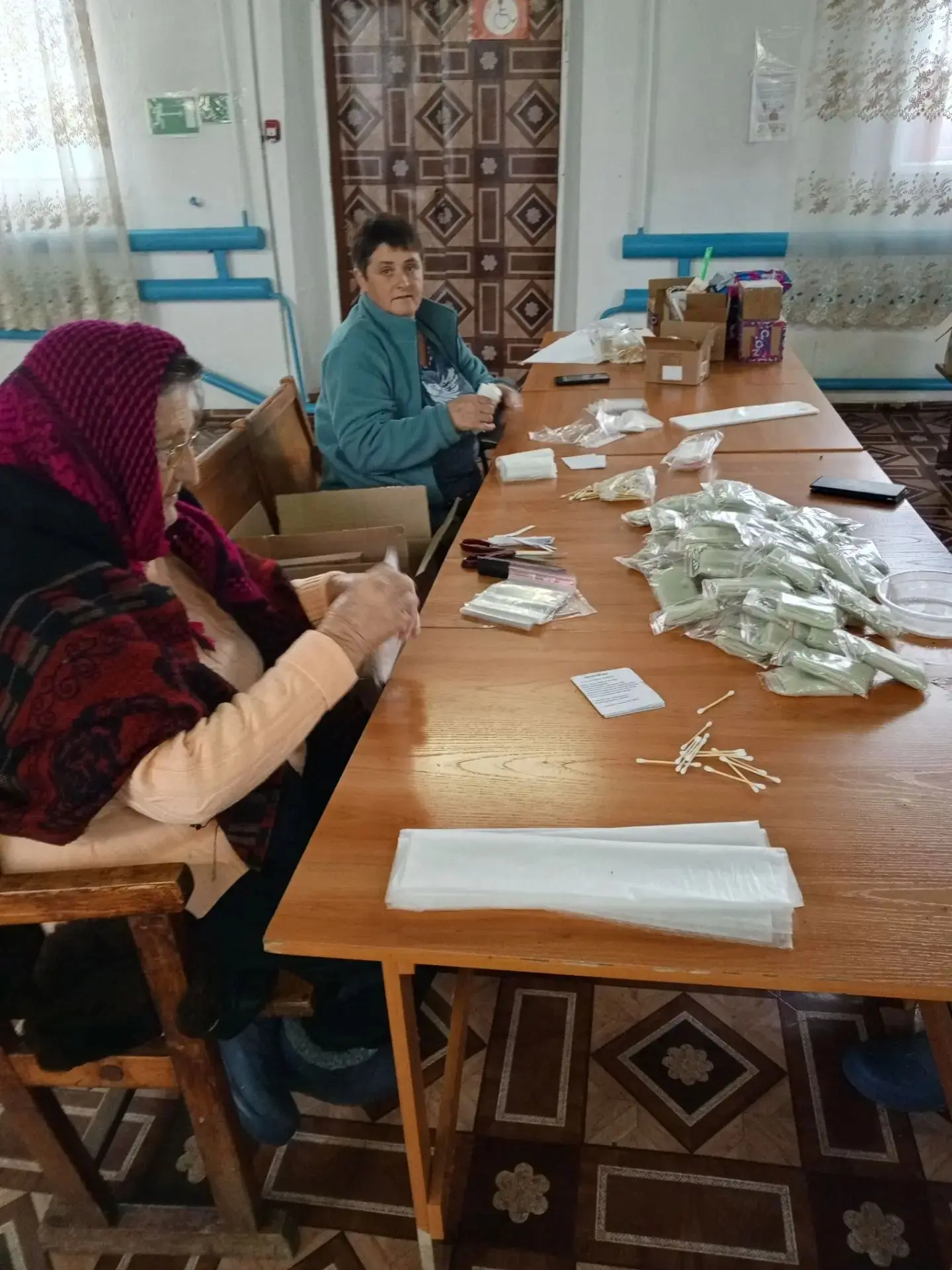 Девочки продолжают свою работу, сухой душ делают на СВО.