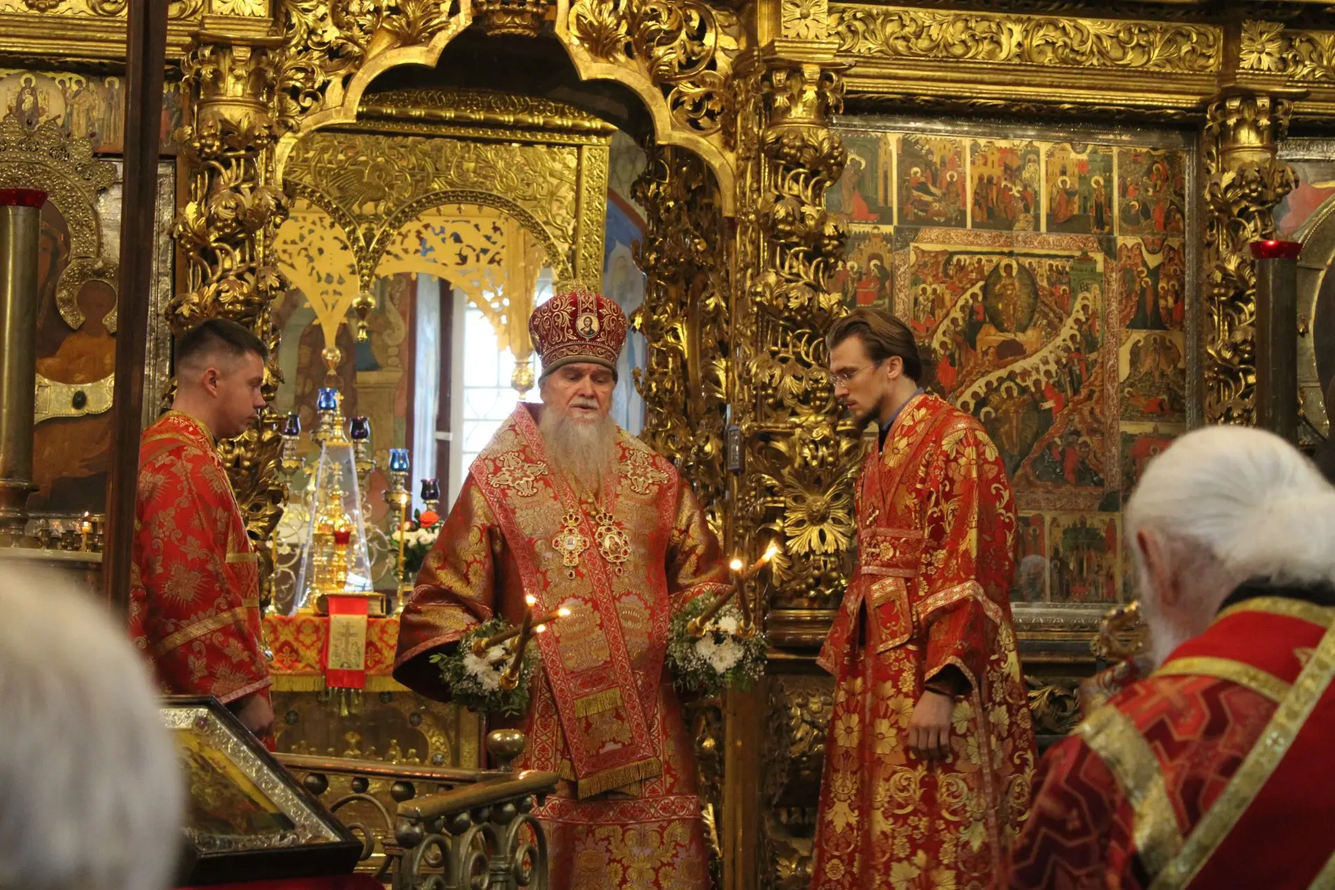 Вчера последнее в этом году богослужение в летнем храме Воскресенского собора возглавил...