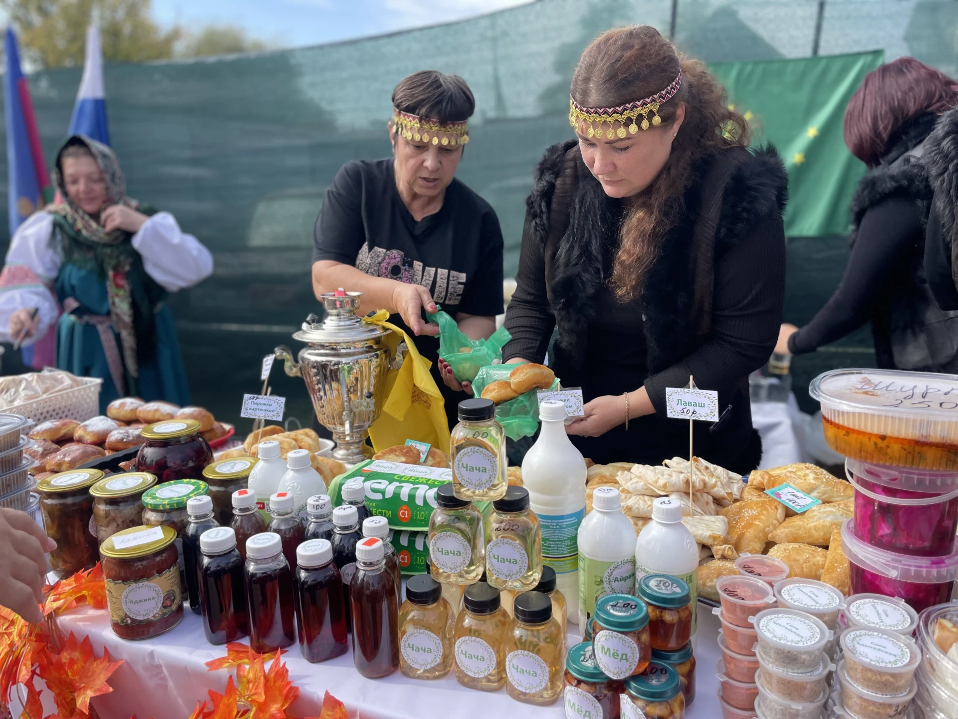 В Северском КЦСОН прошла осенняя благотворительная выставка-ярмарка.
