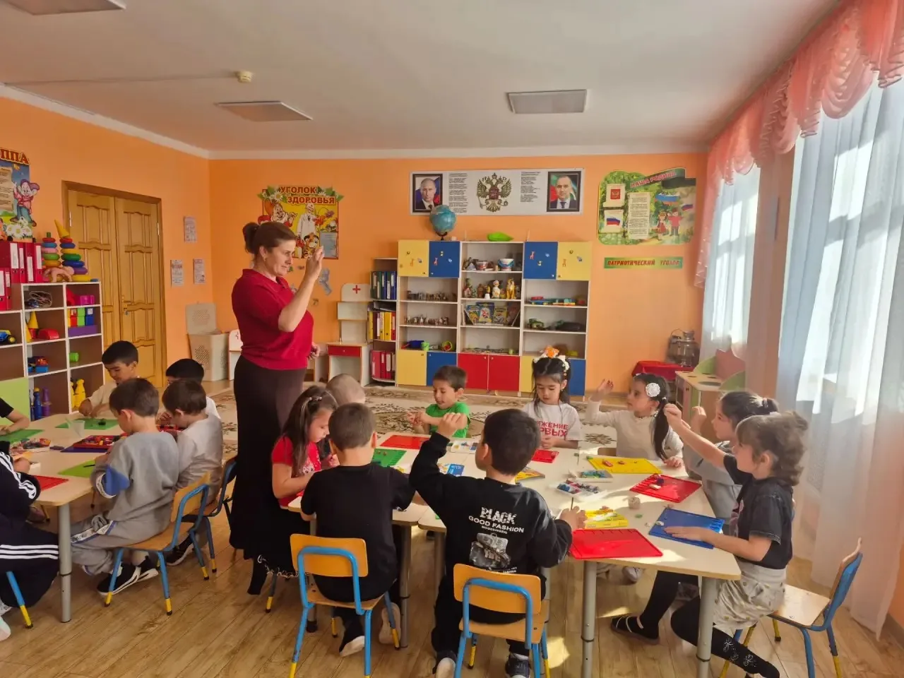 Занятие по аппликации в старшей группе "Гномики "