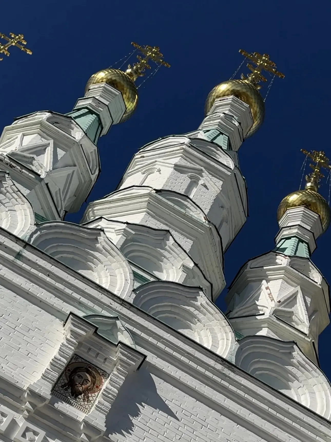 ⛪️Үзеңне ничек сөясең, башкаларны да шулай ярат. Берәүне дә үзеңнән ким күрмә.
