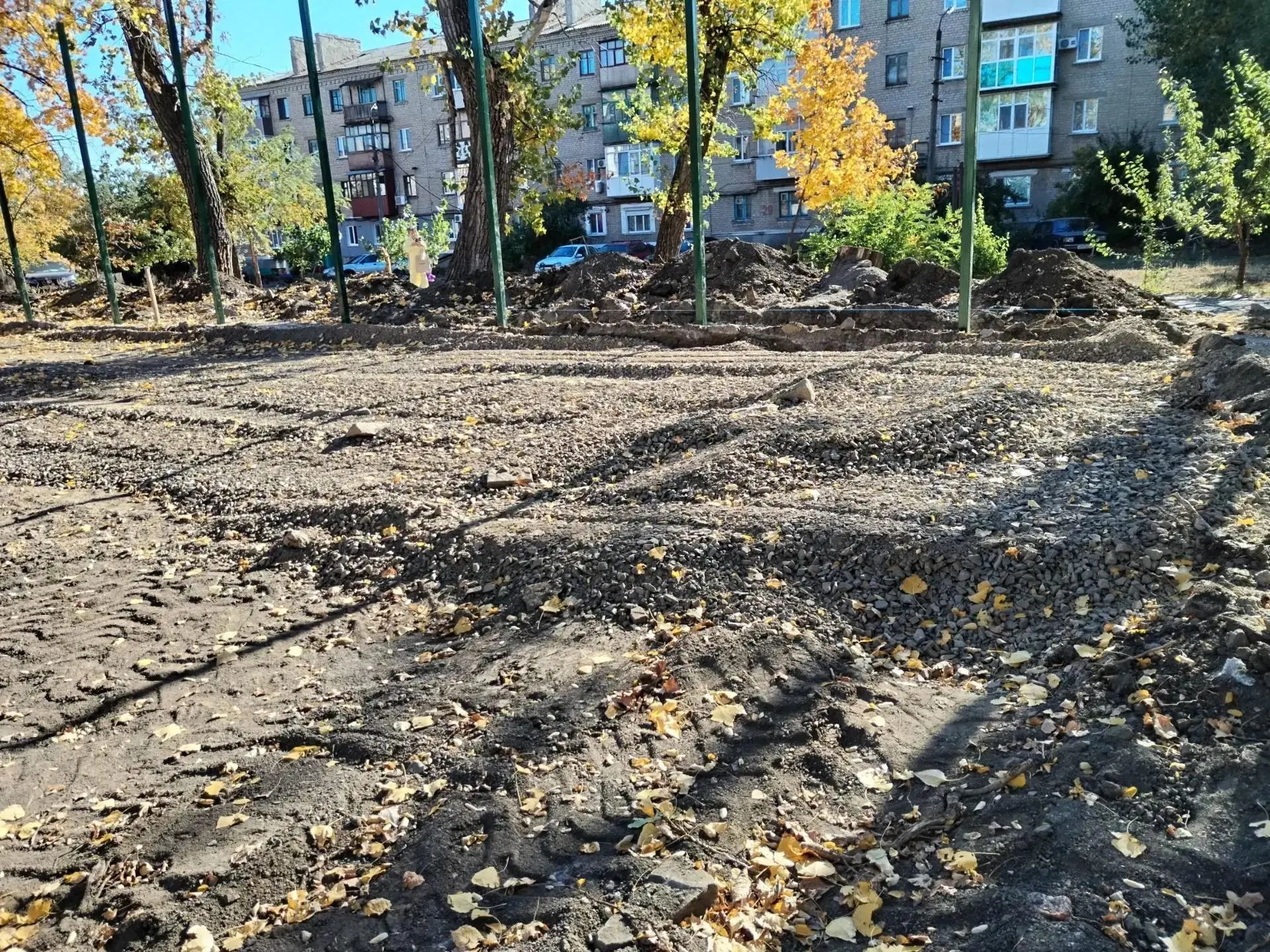 🥅В Ровеньках продолжается обустройство спортплощадки в Ровеньках
